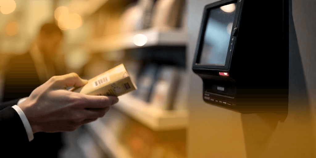 Cliente escaneando artículo en un punto de consulta de precios